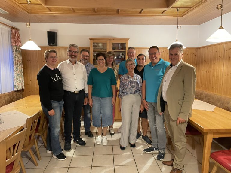 Theatervorstand Franz-Josef Bloier mit der Vorstandschaft, der Führungsspitze des Musikverein Schlag und Bürgermeister Alexander Mayer